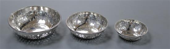 A set of three George V graduated silver bonbon dishes, Walker & Hall, Sheffield, 1918/19, 4 oz.